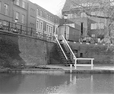 880460 Gezicht op de werftrap met de werfkelder onder het pand Oudegracht 427 te Utrecht; links de Bijlhouwerstraat bij ...